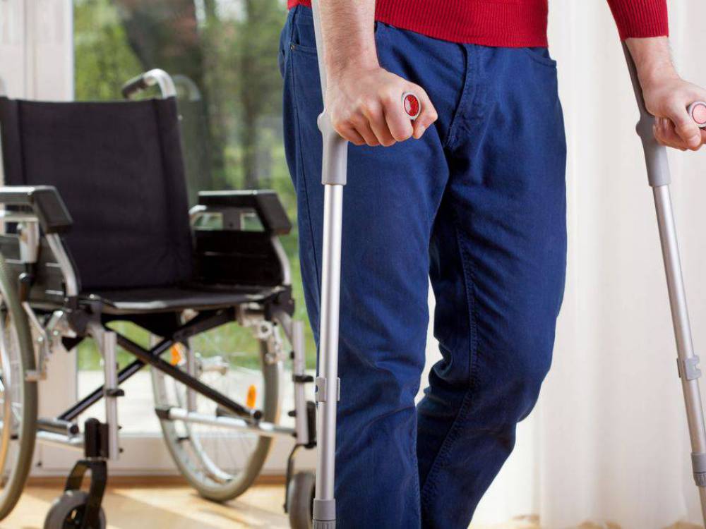 Люди с инвалидностью смогут оформить заявку на возмещение за приобретение костылей через сайт Госуслуг