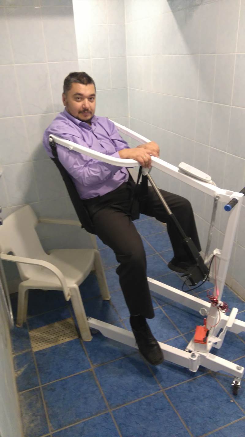 Пересаживание инвалида со стула в ванную