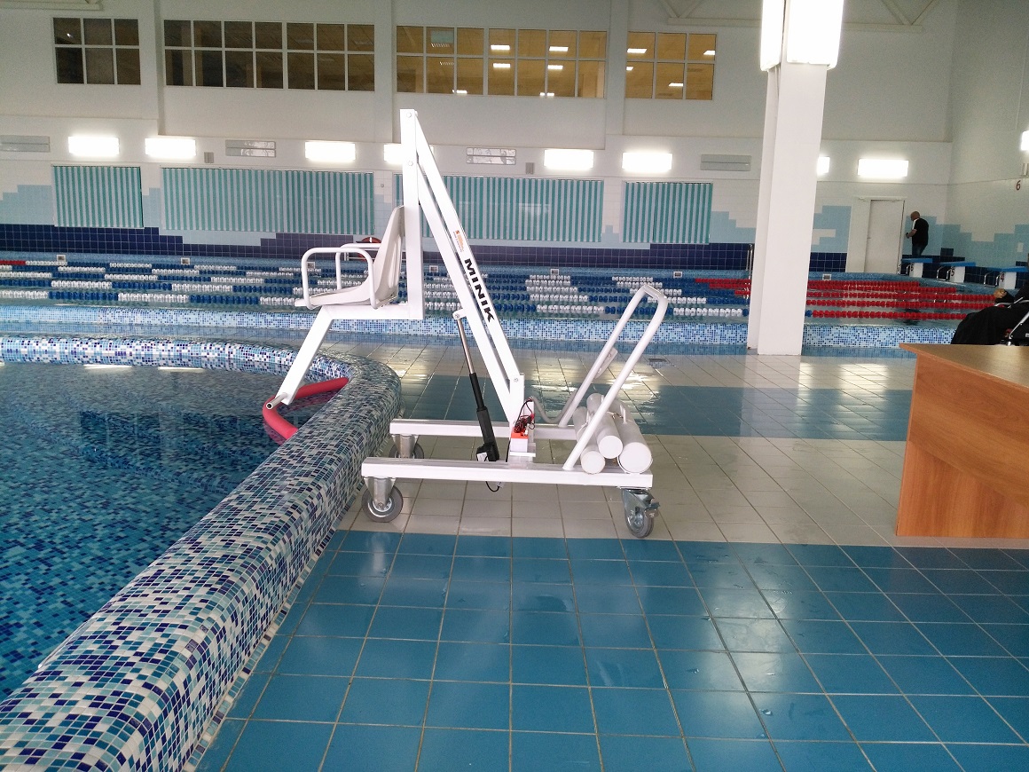 Установка подъёмника Миник в бассейн