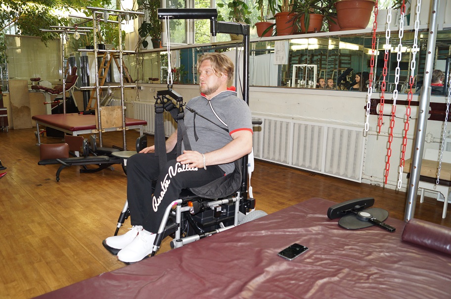 Инвалидное кресло с подъёмником