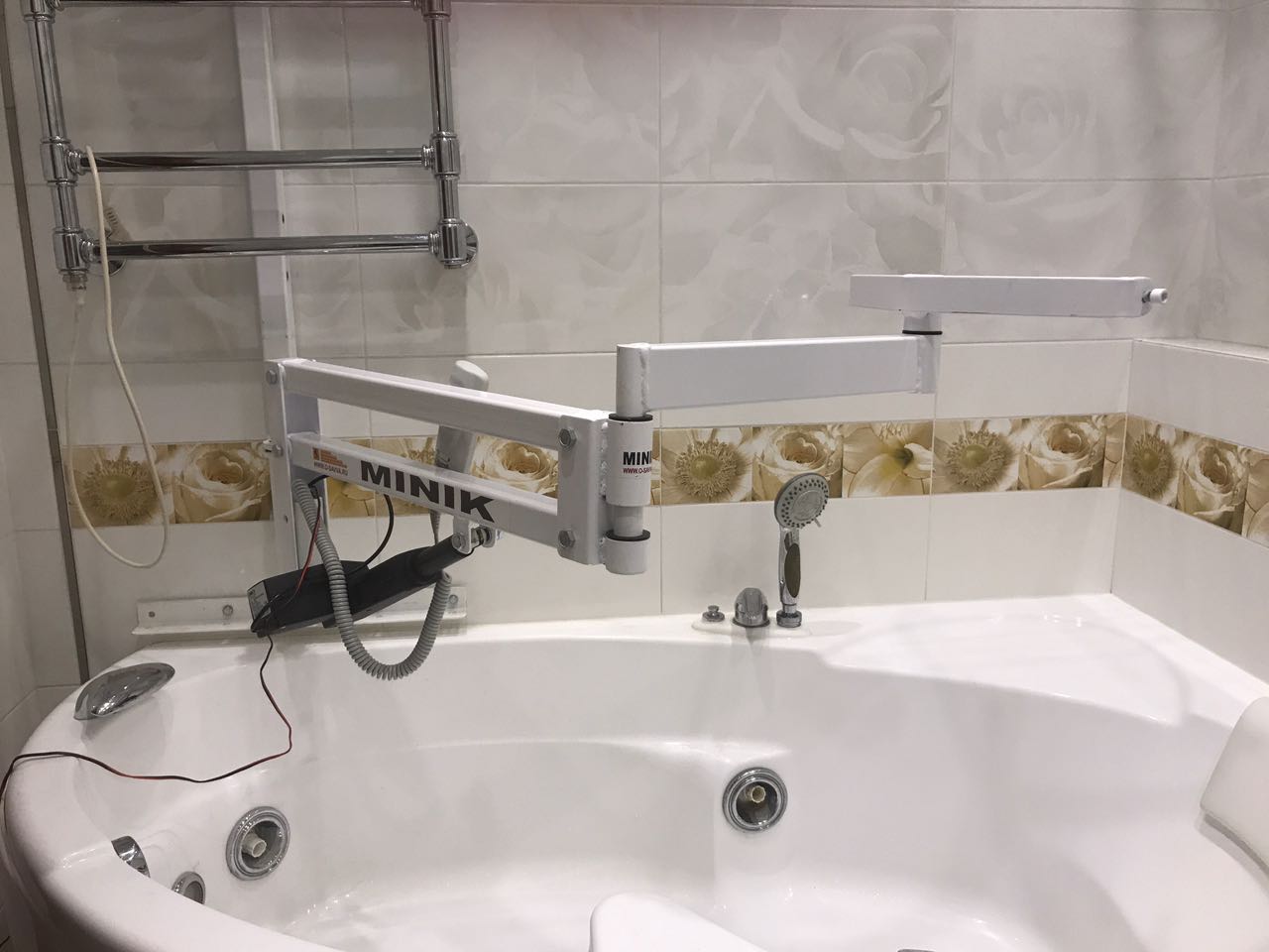 Крепление подъёмника для инвалида над ванной